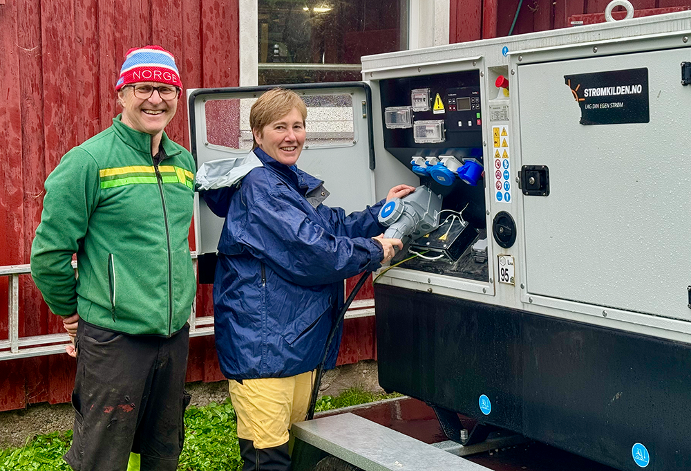 Kraftige vindkast og nedbør førte til omfattende skader på strømnettet, og klokken tre på natten mistet melkebøndene Gunn Randi Finstad og Gjermund Mogstad strømmen på gården.